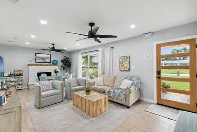 Image de Newly-Renovated & Spacious Beach- House w/ Open-kitchen + Steps to Shores!