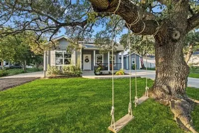 Image de Charming cottage centrally located in the heart of Blanco Texas.