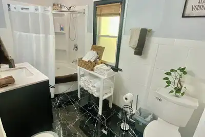 Image de Charming 1-3 Bedroom Retreats with Spa Perks.