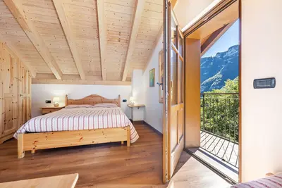 Image de Chambre 'Camera Matrimoniale' avec vue sur les montagnes, jardin commun et balcon