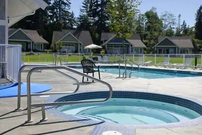 Image de Beach Days & Poolside Relaxing at Qualicum Landing