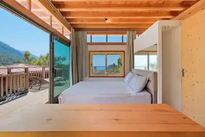 Image de A luxurious haven nestled in a breathtaking landscape between Mountain and Sea.