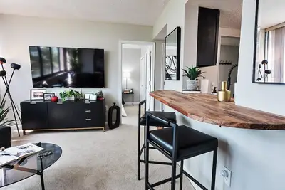 Image de Luxurious Modern Condo with Stadium View