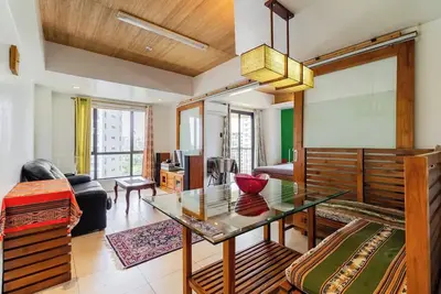 Image de 1-bedroom apartment with fitness room, golf view balcony, WiFi in Bgc Taguig