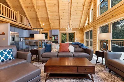 Image de Wintergreen home with hot tub, arcade, and fireplace, 2-minute drive from Wintergreen Resort.