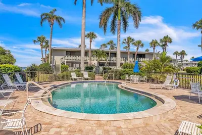 Image de Bayside Breeze: Cozy Condo with Pool Views & Amenities