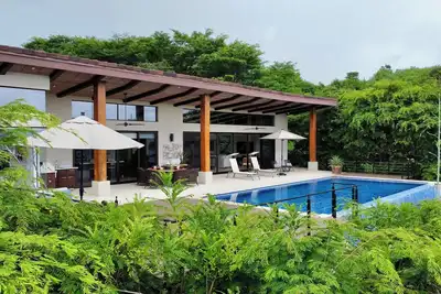 Image de Beautiful modern style home with panoramic ocean view