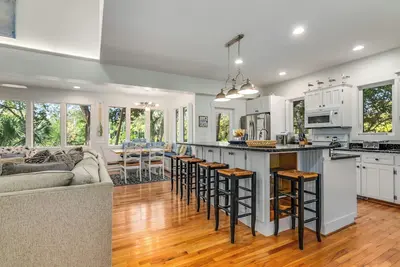 Image de 4 bedroom home on the golf course with expansive views from the back deck. Pet friendly
