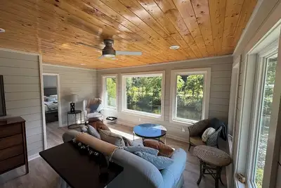 Image de Spacious, Light Filled Apt. - Nestled along the Tuckasegee River, 2 Mi. from Wcu