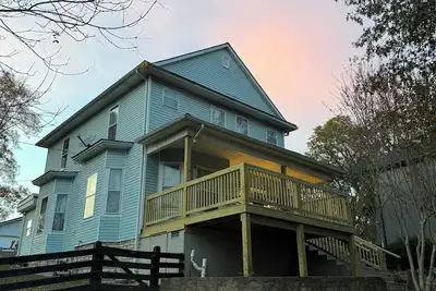 Image de Burnside Boathouse – Cozy 5 Bedroom Lake Retreat Steps from Marina & Local Eats