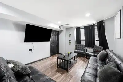 Image de 10 Minutes to Downtown Chicago - Sleeps 12 - King Beds - Games and Arcades
