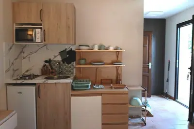 Image de Studio de 20m2, climatisé, avec piscine et parking gratuit, équipé pour Pmr.