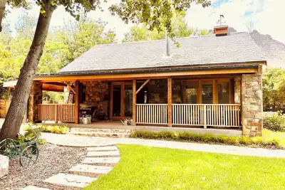 Image de Stone Maison\nLuxury stone cottage set in tranquil gardens.