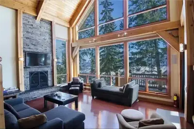 Image de Timber frame chalet with vaulted ceiling and great views, ski in ski out