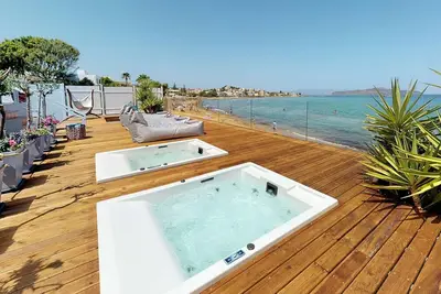 Image de Luxury Beachfront Crete Villa | Villa Island Princess | 3 Bedrooms | Direct Access to Glaros Beach | 2 Heated Jacuzzis | Outdoor Lounge & Dining Area | Agioi Apostoloi