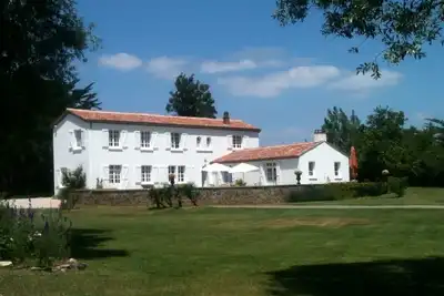 Image de Maison de caractère dans parc privé 5 Ha, 400 m plage, 10 km d'un golf 18 trous.