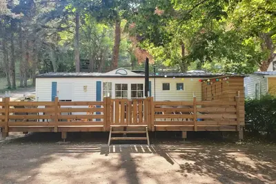 Image de Joli mobil-home familial. \nSites touristiques à proximités. Petit chien acceptés.