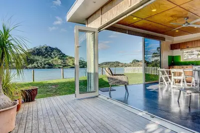 Image de Waterfront 3-bedroom house + 3 bedroom cabin in beautiful Pataua South with WiFi