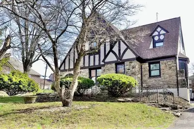 Image de Charming Stylish Tudor Home Mins from Downtown