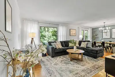 Image de Luxurious 4bd near Downtown and Rdu, with sunroom, theatre, games, & more!
