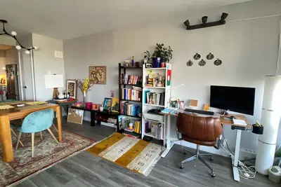 Image de Spacious apartment, great location, free parking included, 1 minute to subway