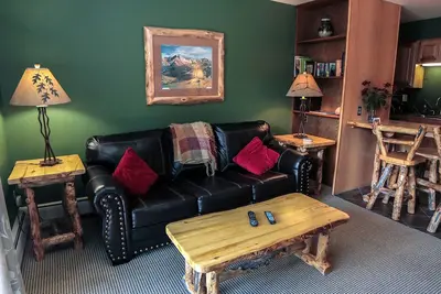 Image de Deluxe Condo with Full Kitchen, Fireplace & River View