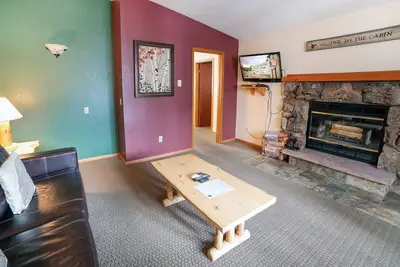 Image de Mountain style one bedroom with fireplace