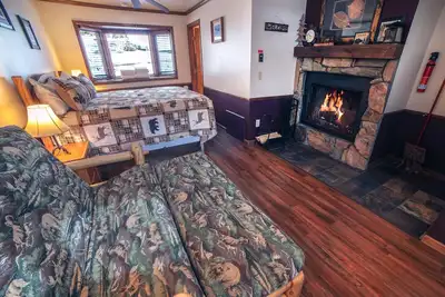 Image de Studio with Personal Hot Tub and Fireplace Dogs Welcome