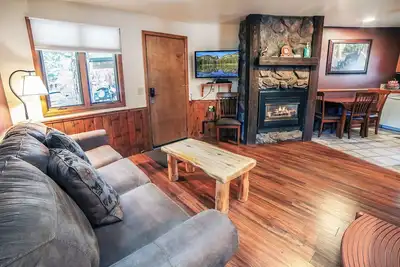 Image de Enjoy Gas Fireplace while in Your Two-Person Jetted Tub