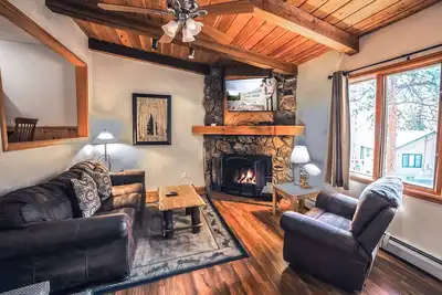 Image de King Bed Duplex Cabin with Personal Hot Tub on Oversized Deck