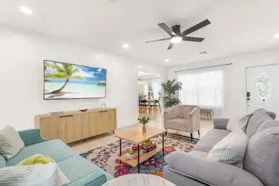 Image de Modern renovated beach oasis home with private pool