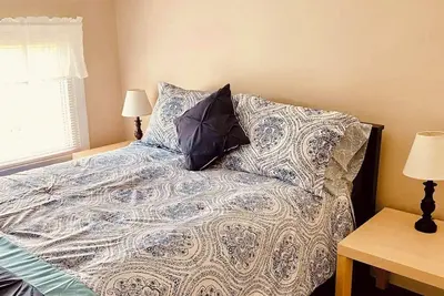 Image de 2-bedroom apartment just a short walk from the Saint Lawrence River. \n