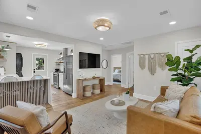 Image de Boho-chic themed bungalow in charming Shandon Columbia, Sc.