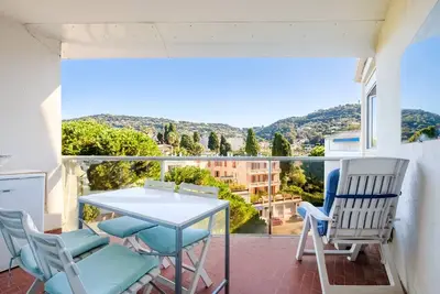 Image de Appartement 'Sea and Sky 6 Personnes' avec vue sur la montagne, terrasse privée et climatisation.