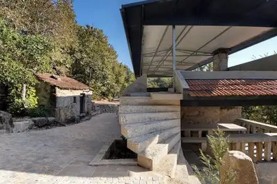 Maison de campagne \"Stone and Villas\" avec vue sur le lac, terrasse privée et climatisation