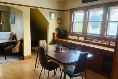 Image de New Charming, cozy and Very central upper unit in Mke