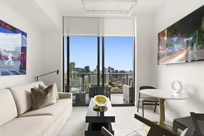 Image de Luxe Penthouse Skyline Views + Pool & Spa