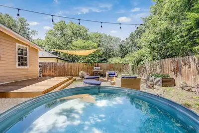 Image de Austin Oasis with Cowboy Pool Close to Downtown