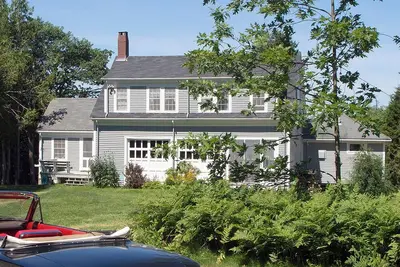 Image de A unique two-story house on the waterfront with a big lawn and stunning views
