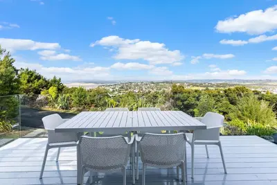 Image de Sea Anchorage - This modern, well-designed beach house will cater to all your needs for a relaxing holiday in the beautiful Mangawhai area. Enjoy the great entertaining spaces after a day at the beach or enjoying one of the many activities there are