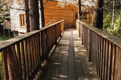 Image de Spacious woodland cabin w/ huge deck, bbq, pizza oven, outdoor baths & firepit