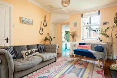 Image de Spacious living area, well designed & wood burner