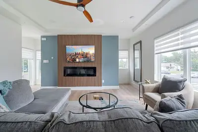 Image de Urban Comfort | King Bed Rooftop + Backyard