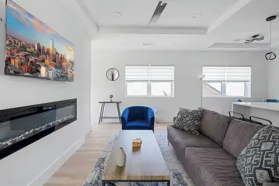 Image de Modern Townhome | Rooftop + Backyard Garage