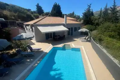 Image de Away from Prying eyes in a secluding setting, sea & mountain views, infinity pool