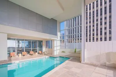 Central Phx Stay | Pool, Gym, Parking, W/D, Deck