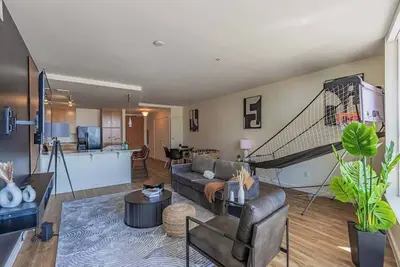 Modern Dt Phx  | High-Rise Views & Amenities