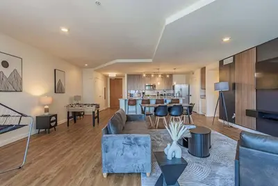 Image de Bright High-Rise Stay | Pool, Gym, Parking & W/D