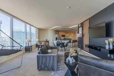 Image de Stylish 26th Flr 2br High-Rise | Pool, Gym, Parking & W/D