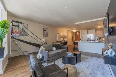 Image de Near Chase Field | Balcony, Pool, Gym, Parking, W/D